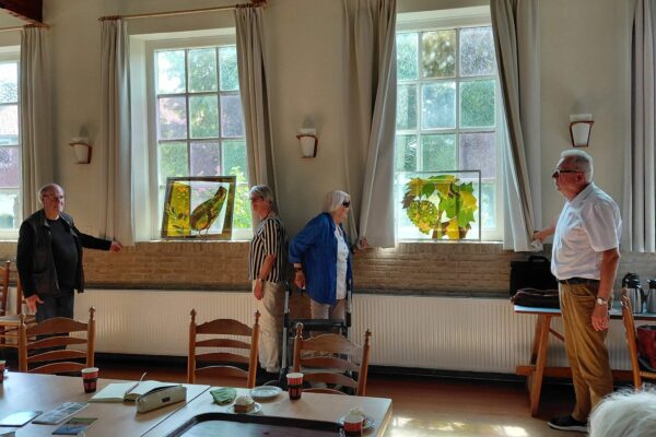 Glaskunst Jentsje Popma aangeboden aan It Menno Simons Hûs