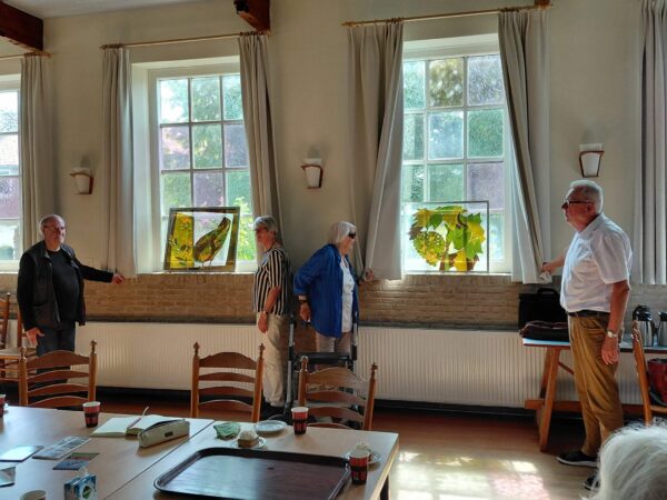 Glaskunst Jentsje Popma aangeboden aan It Menno Simons Hûs